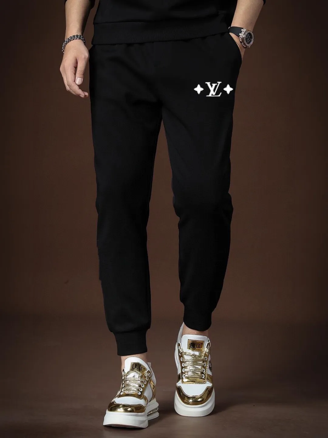 🅿️400 [LV Louis Vuitton] (Fat Man Gospel) hot-selling suit is coming. Focus on the original version of the official website. 2025 new hot-selling cardigan sweater suit. The original order is the best. 🇭🇰The meticulous work of top designers is dedicated to a fitting and perfect upper body effect. 100% natural high-quality Roman cotton, close-fitting comfort, noble and elegant! Original hardware embodies elegance and nobility! Counter size: M-5XL (maximum wear up to 220 pounds)